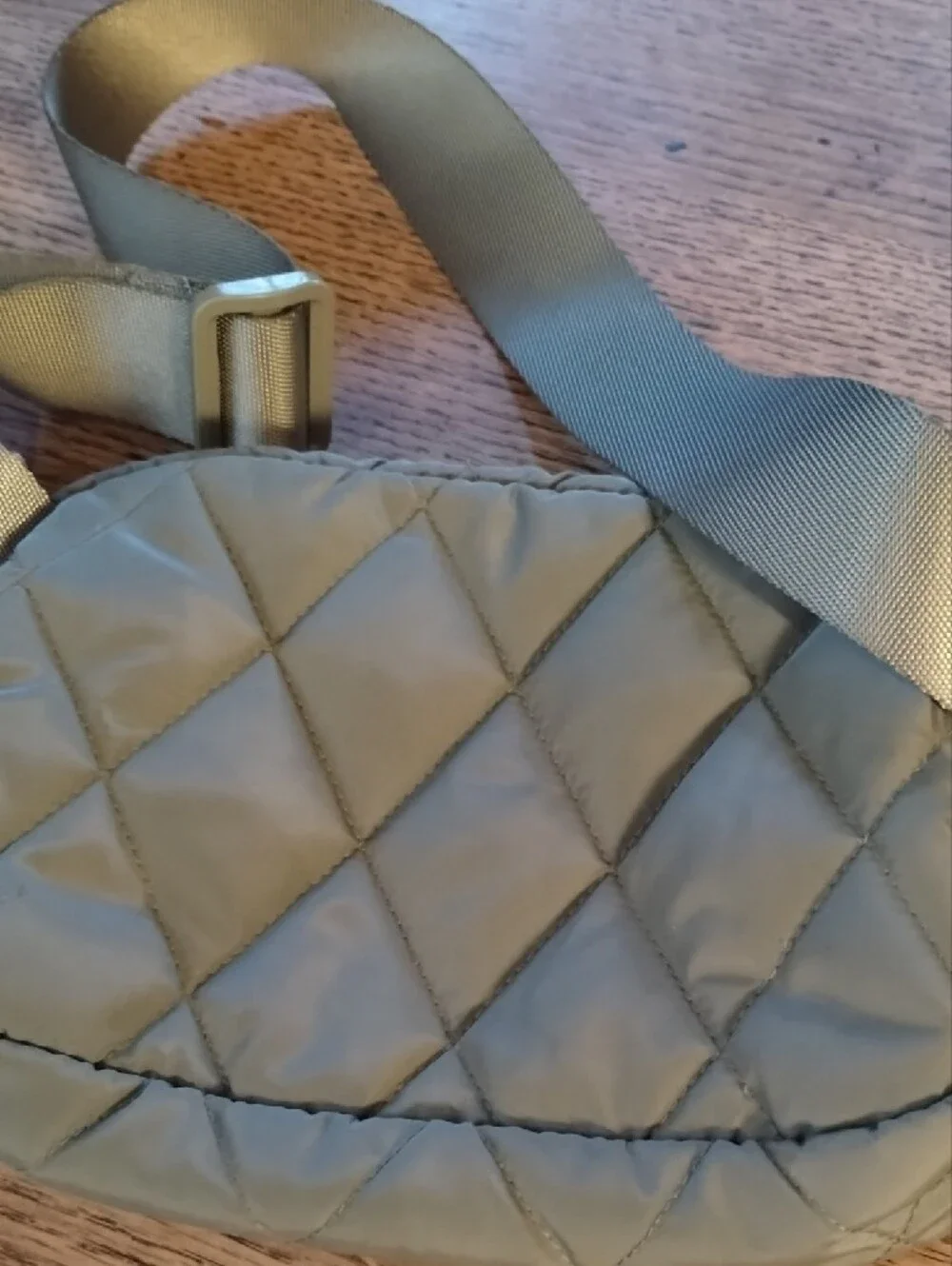 Quilted Olive Green Women’s Crossbody Bag with Adjustable Strap